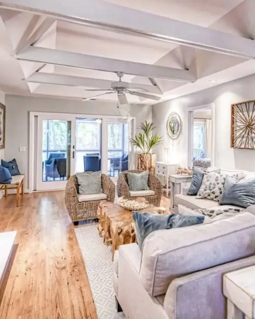 Image of the living room in a VRBO home on Kiawah Island SC with coastal decor